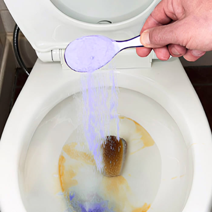 Schritt 1: FizzClean-Pulver in die verschmutzte Toilette schütten